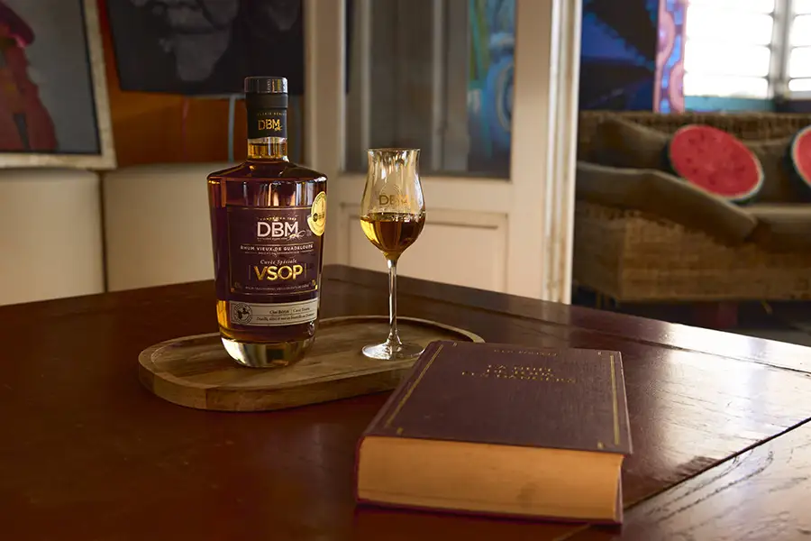 Bouteille de rhum VSOP posée sur un plateau